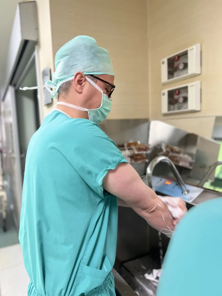 Doç. Dr. Kadir Büyükdoğan cerrahi öncesi el hazırlığında